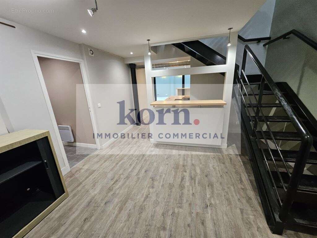 Commerce à PARIS-8E