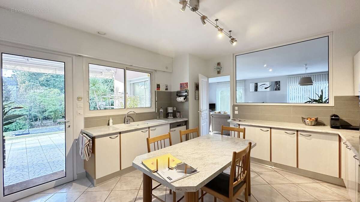 Maison contemporaine de type t5 de 173 m2  + garage de 40 m2 sur terrain de 4059 m2 - photo 8