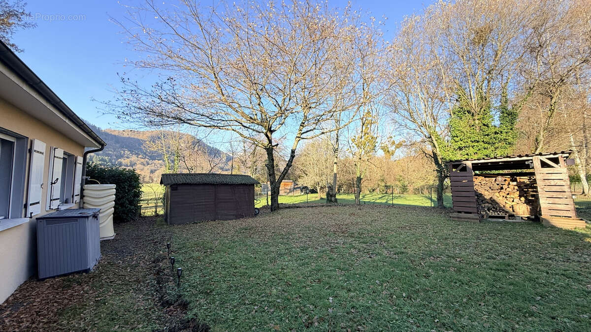 Maison à VIC-SUR-CERE