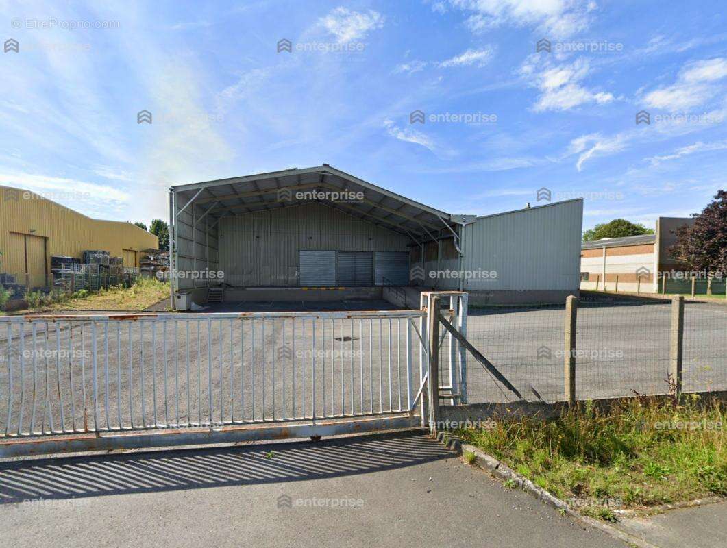 A vendre - batiment d'activites - 2.160m2 - parcelle independante de 5.000m2 - photo 2