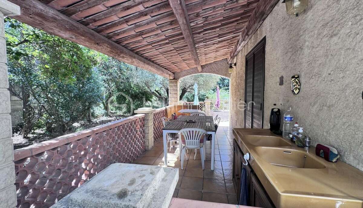 Achat Maison de plain-pied 4 chambres de 127 m² avec Terrain de 1478 m² – Piscine – Garage – Camps-la-Source (83170) - photo 7