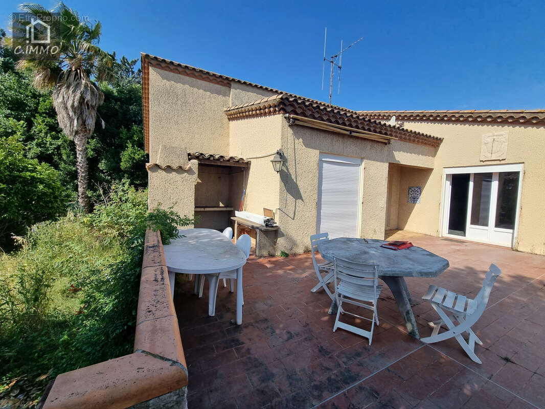 Grande maison traditionnelle de 125 m2 de type 4 avec terrasse de 73 m2 et garage de 124 m2 sur parcelle de 84 - photo 2