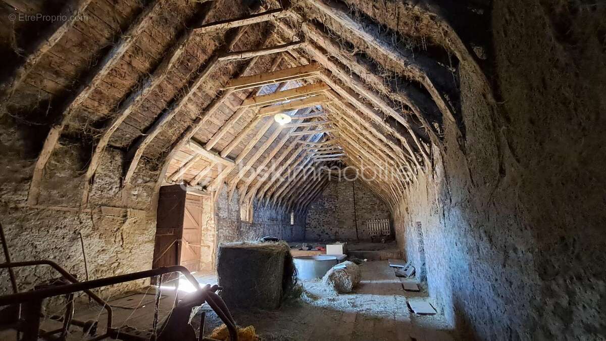 Corps de ferme à rénover sur la commune de Chalinargues - photo 9