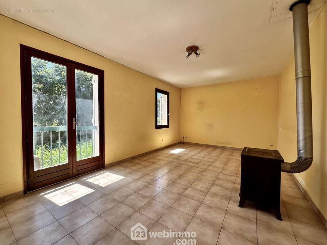 Séjour avec trois ouvertures - Maison à BIGUGLIA