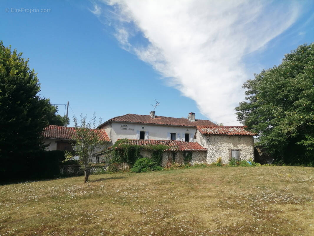 Maison à LUSIGNAC