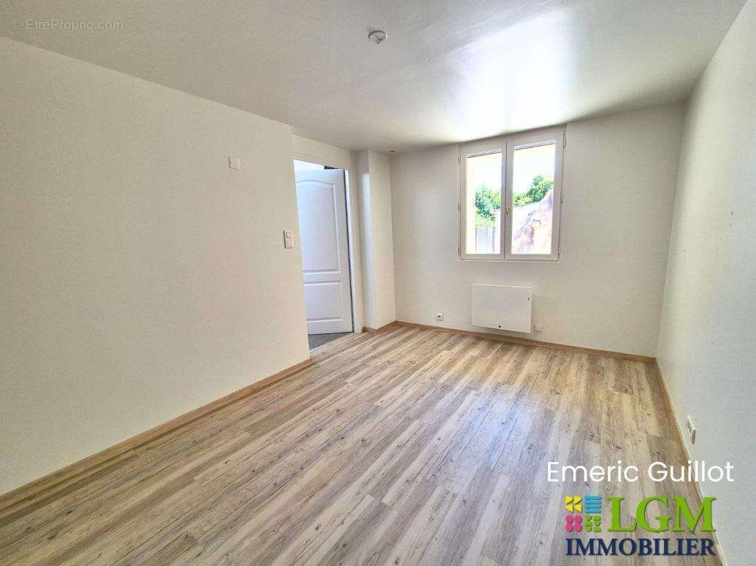  À VENDRE – Maison de bourg entièrement rénovée de 110 m² - 3 Chambres - Bureau - Terrasse - Atelier - appentis - Cave - Chambon - photo 9