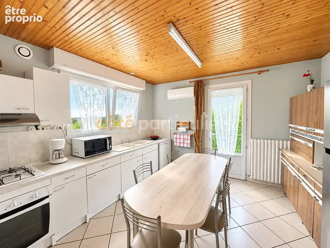 Mortagne-sur-sèvre - maison familiale 5 à 6 chambres - double garage - beau potentiel - photo 3