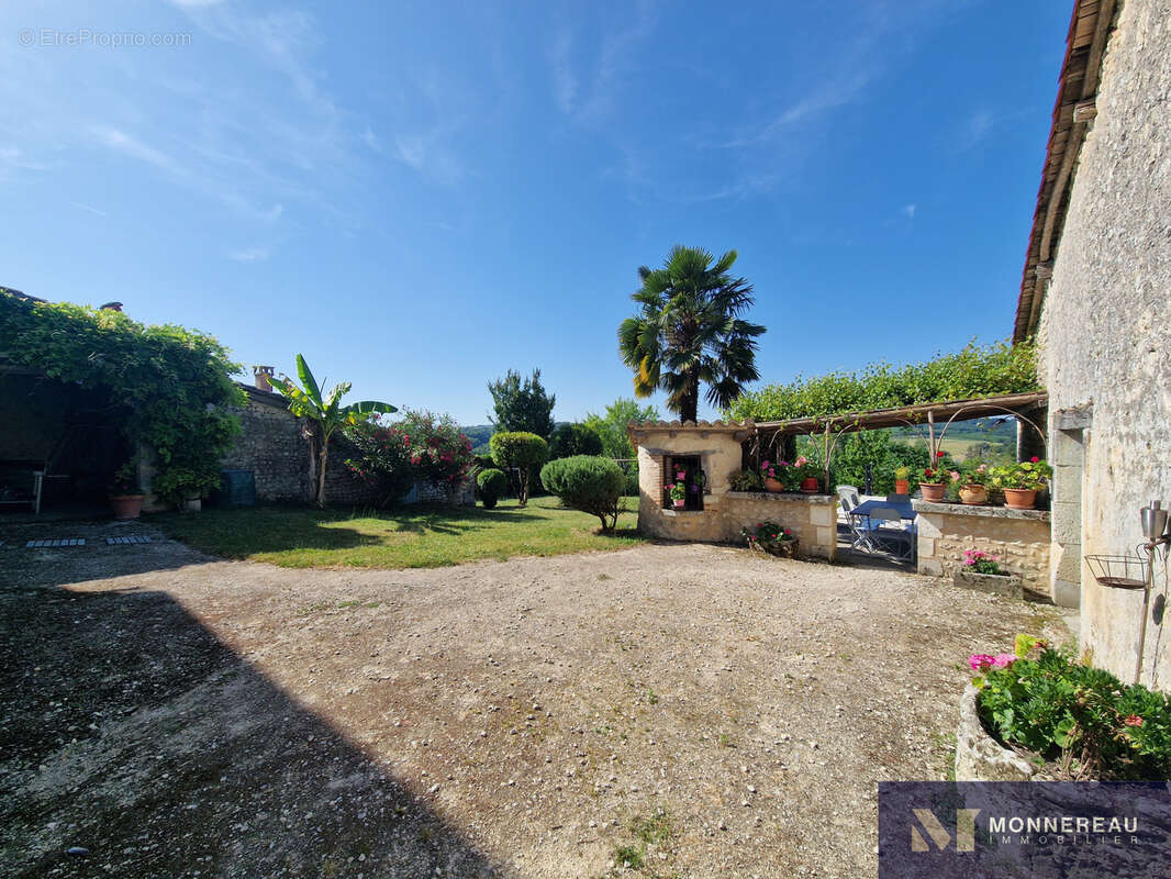 Maison à MONTMOREAU-SAINT-CYBARD