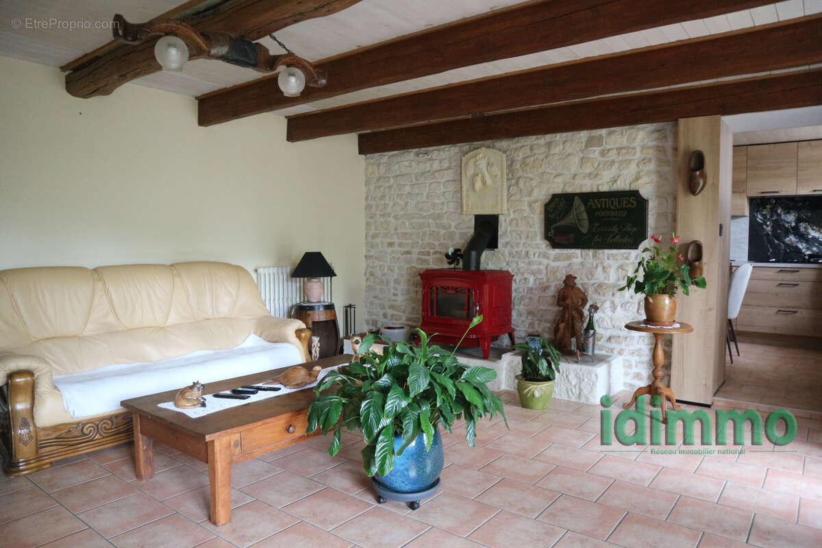 Ensemble immobilier en  bon etat general de 190 m2 sur un terrain clos de 450 m2. au centre historique de la j - photo 10