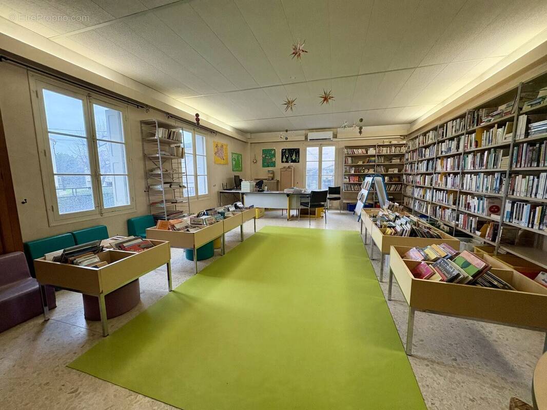 Commerce à CAZILHAC