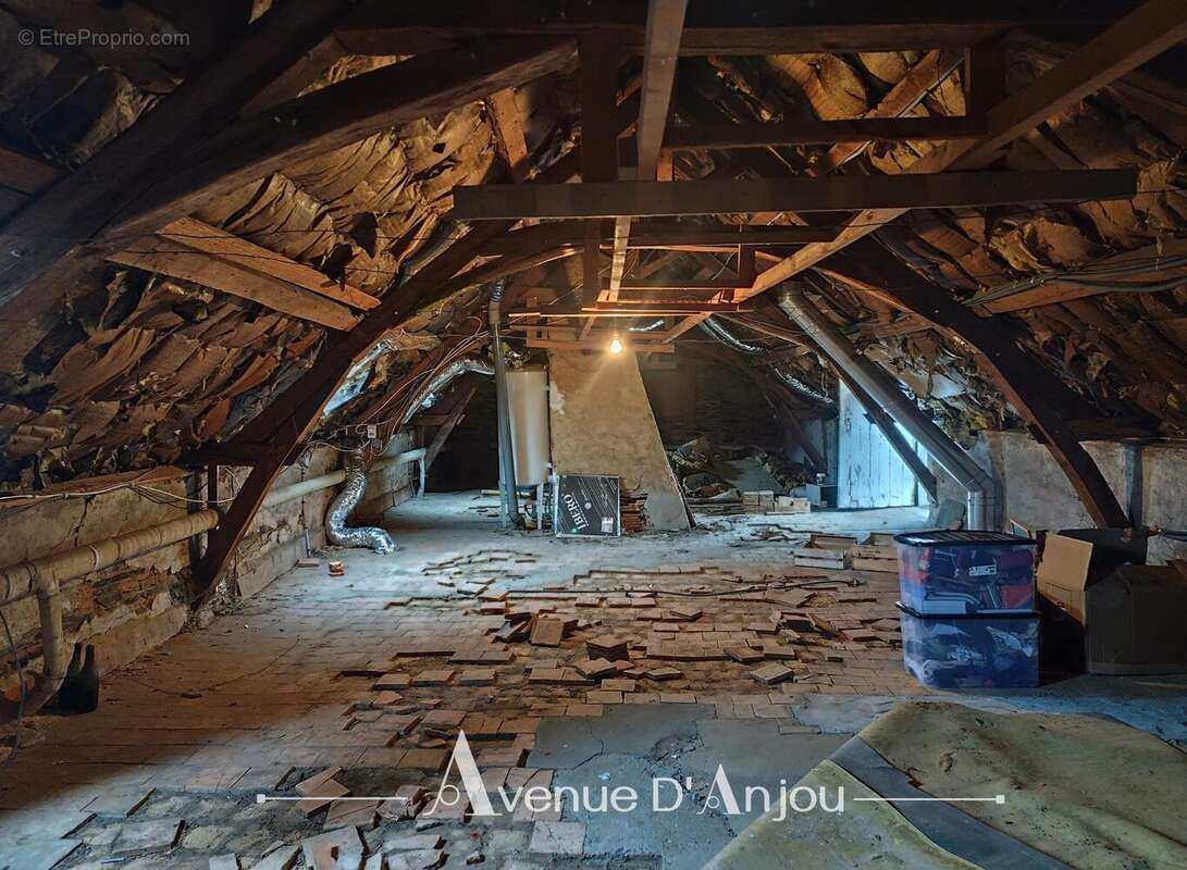 Maison à BECON-LES-GRANITS