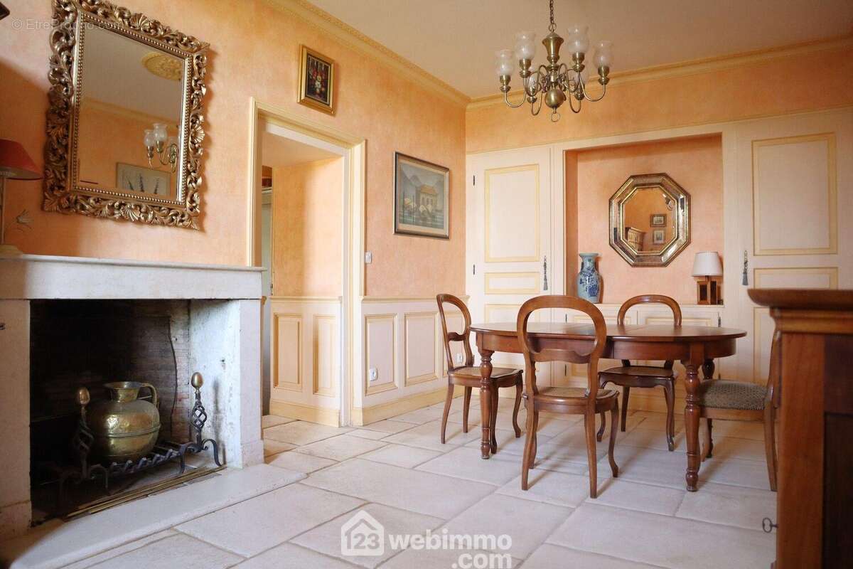 Au-delà, la salle à manger avec cheminée, - Maison à VALDIVIENNE