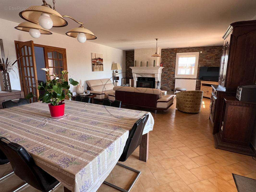 Maison à SAINT-SAUVEUR-DE-CRUZIERES