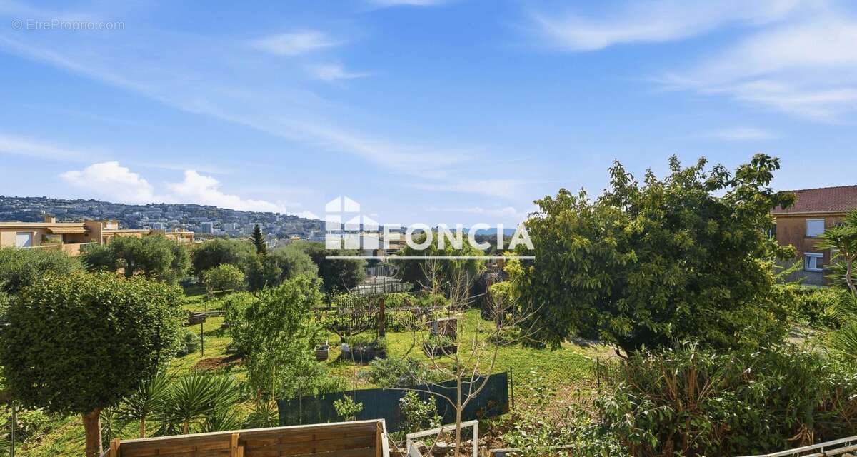Appartement à SAINT-LAURENT-DU-VAR