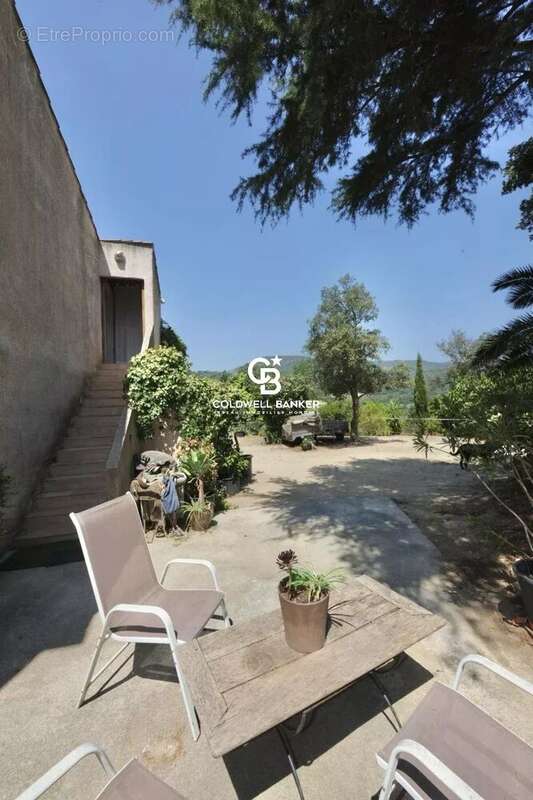 Appartement de quatre pièces avec 2 500 m² de terrain privatif et vue château - photo 5