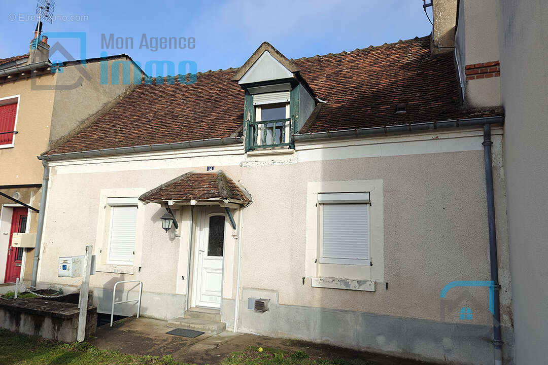Mehun-Sur-Yèvre (18) - Maison de pierres avec 1 chambre, jardin et garage - photo 6