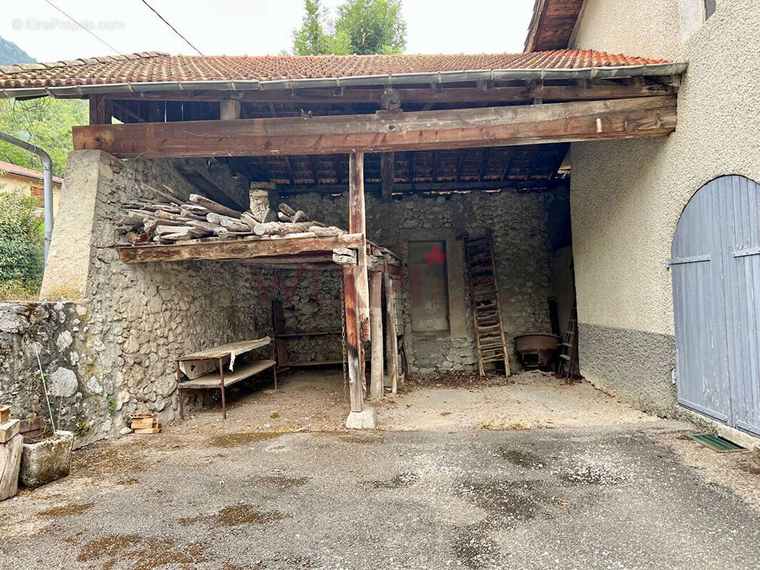 Batisse ancienne a renover - photo 10