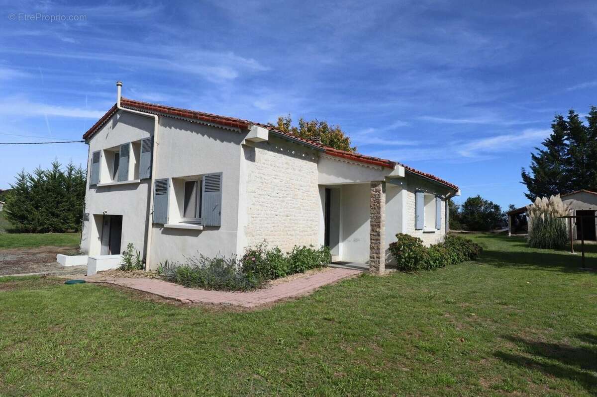 Maison 74 m² à Poursac  - photo 3