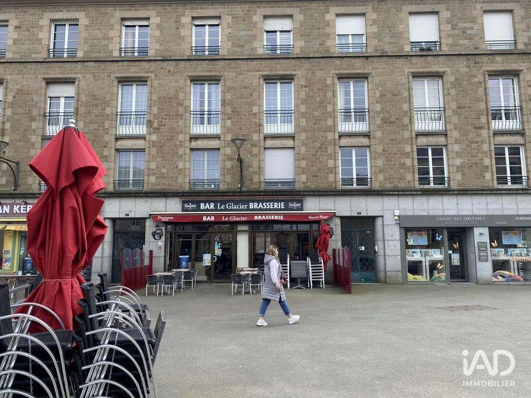 Photo 2 - Commerce à FOUGERES