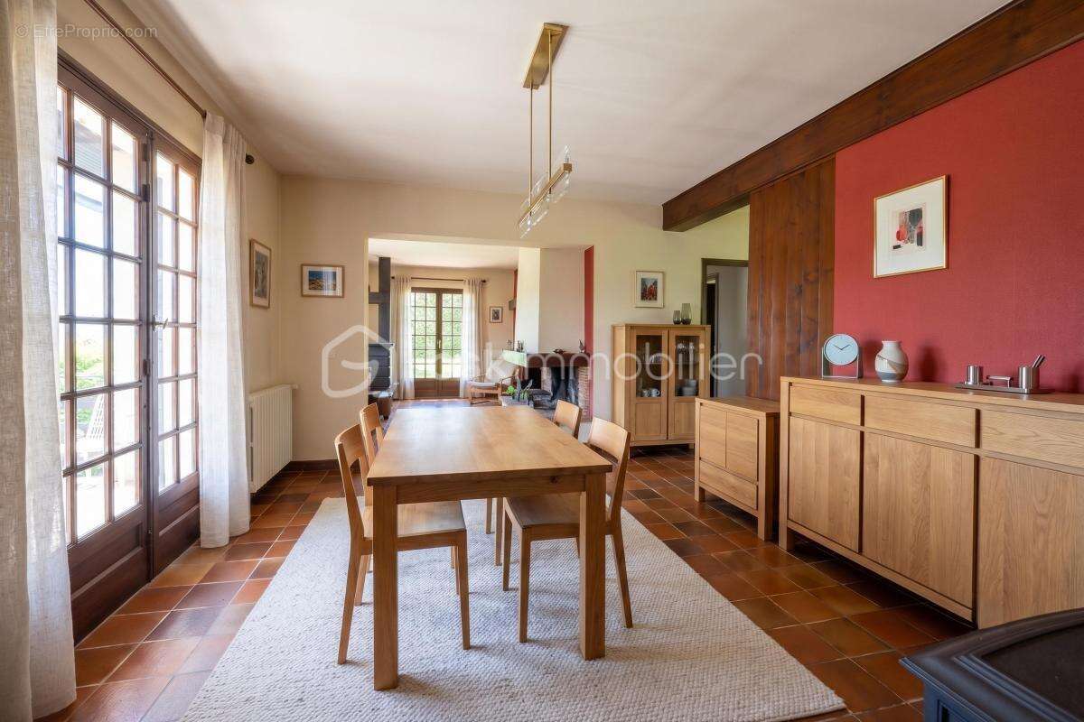 Rare ! Maison de plain-pied à Anglefort avec sous-sol de 140 m² + grand abri voiture 72 m - photo 3