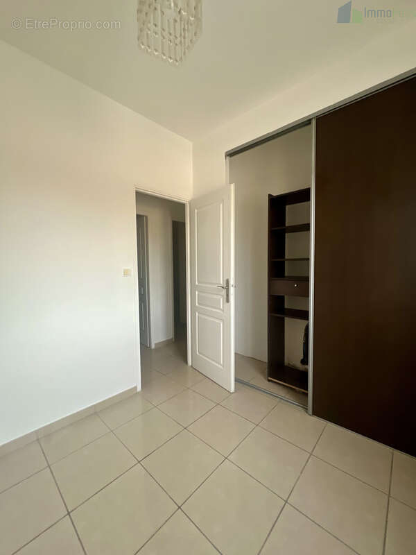 A MEYZIEU, LE GRAND LARGE CARREAU, agréable Maison de type 4 dans un tout petit lotissement. - photo 8