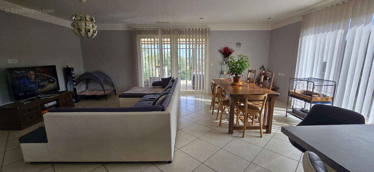 Maison à OPOUL-PERILLOS