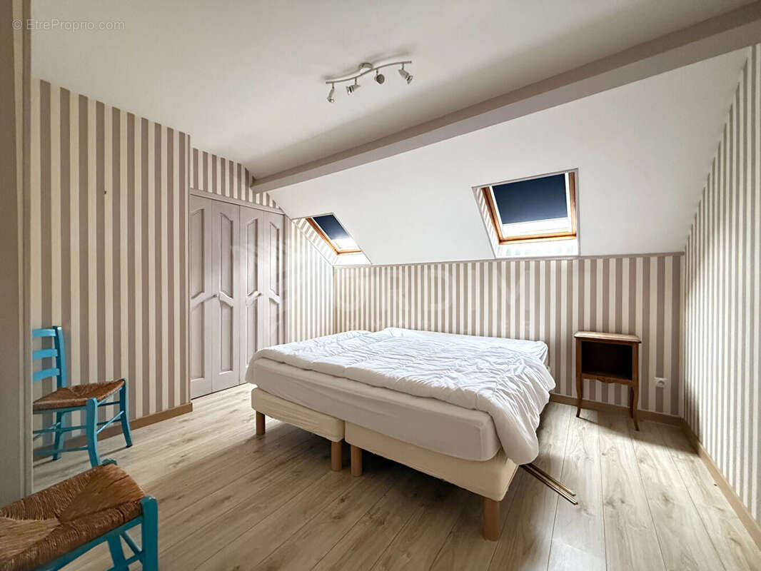 Demeure Cernoy En Berry 16 pièce(s) 575 m² sur 17586 m² - photo 14