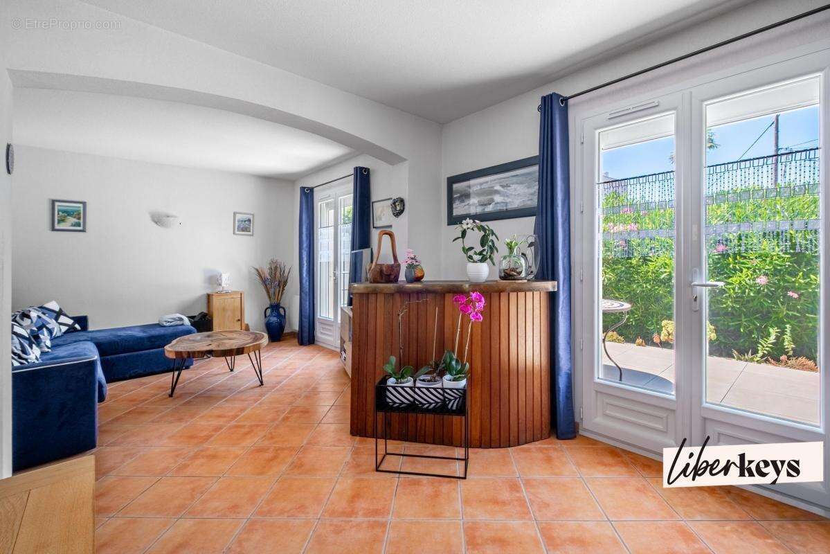 Fréjus – Maison mitoyenne de  102 m² - 3 chambres - Garage - Proche des commerces et de la base Nature - photo 2