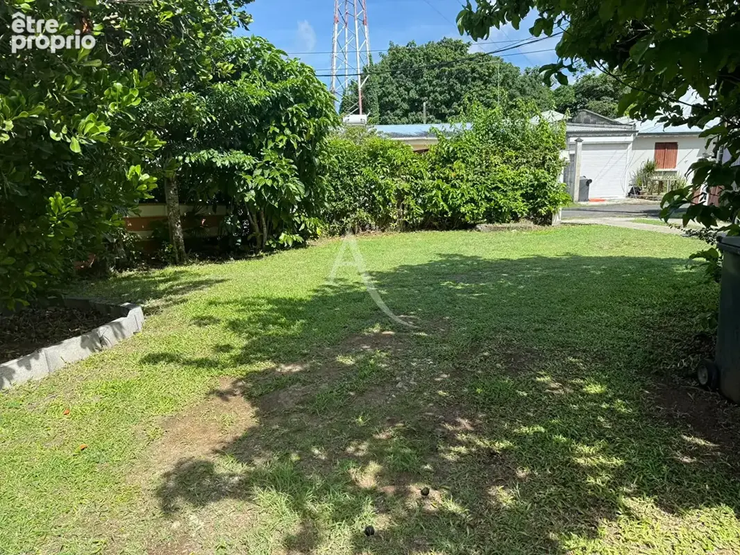 Affaire à saisir aux Abymes : Maison 2 niveaux autonomes à fort potentiel ! - photo 10