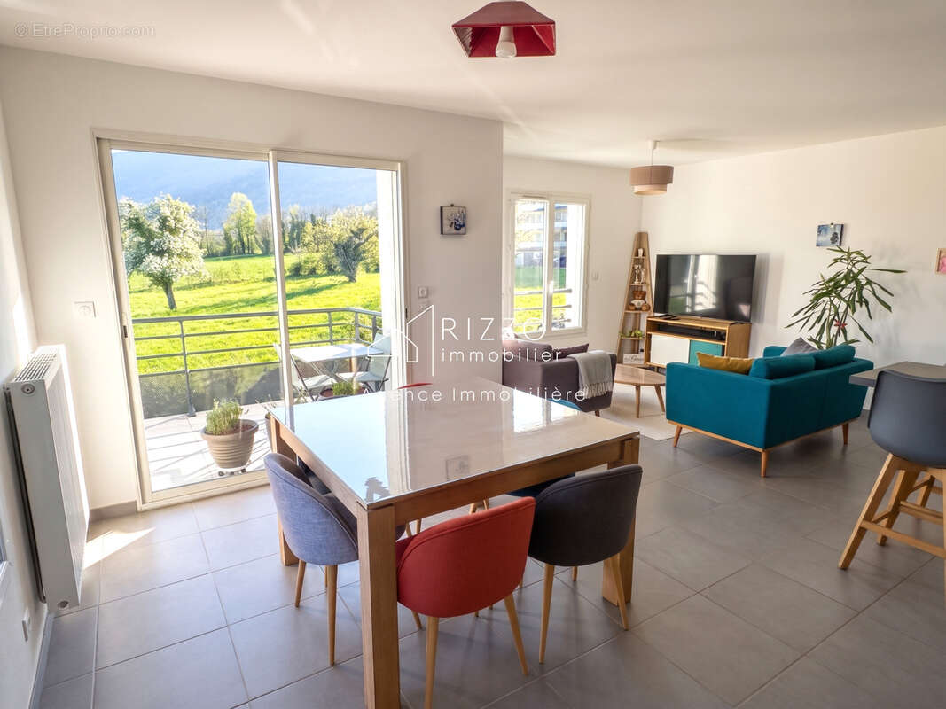 Appartement à PERON