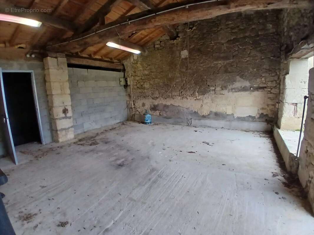 Jolie maison en pierre à rénover - photo 13