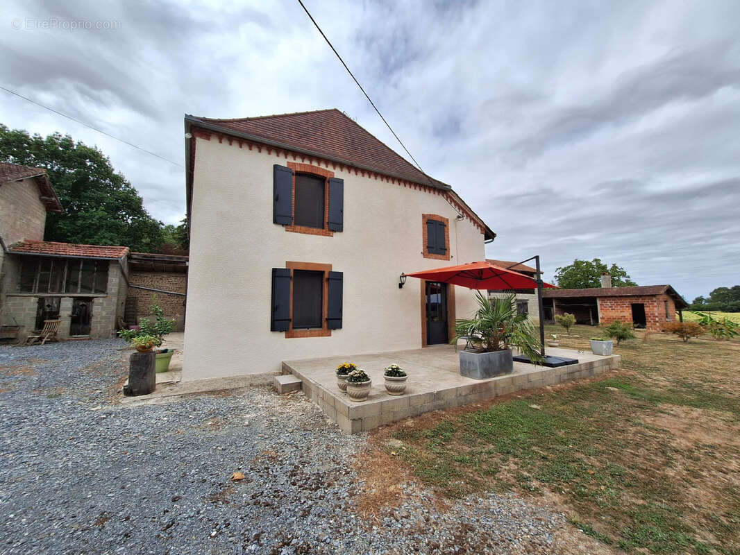 Charmante maison Gasconne 145m² Habitable avec 185m² de dépendances sur 1300m² de terrain - photo 3