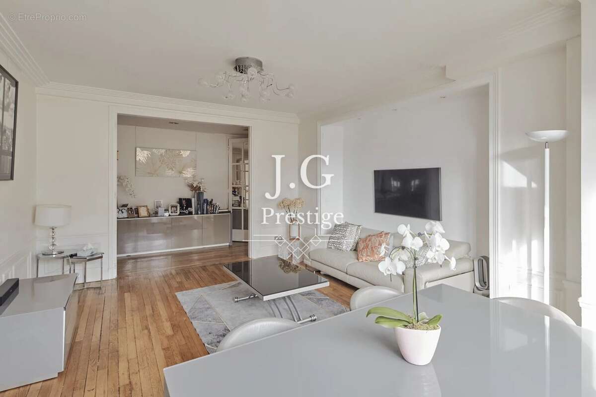 Appartement à PARIS-16E