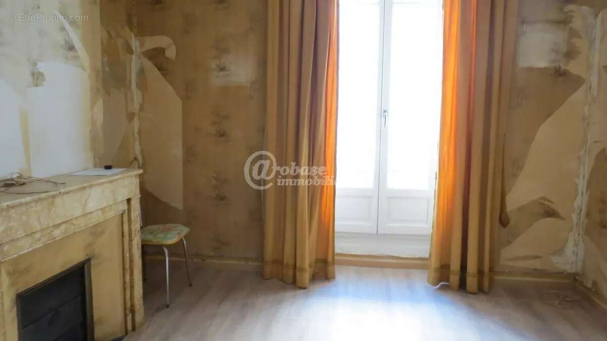 Chave/Eugène Pierre T4 dans bel immeuble ancien - photo 4