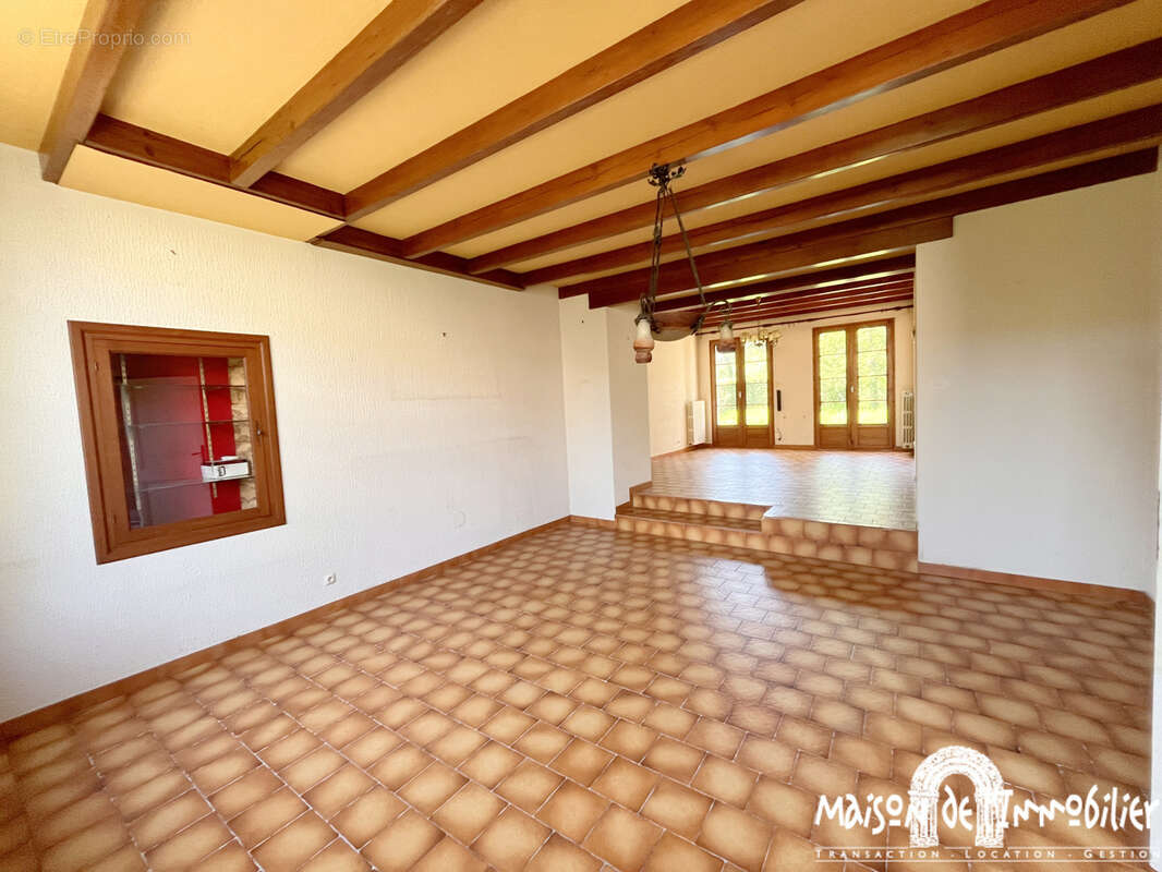 A vendre à CHÉRAC (entre Cognac et Saintes) - Maison Charentaise - 139m2 - 6 pièces - Jardin, garage et dépendance - photo 4