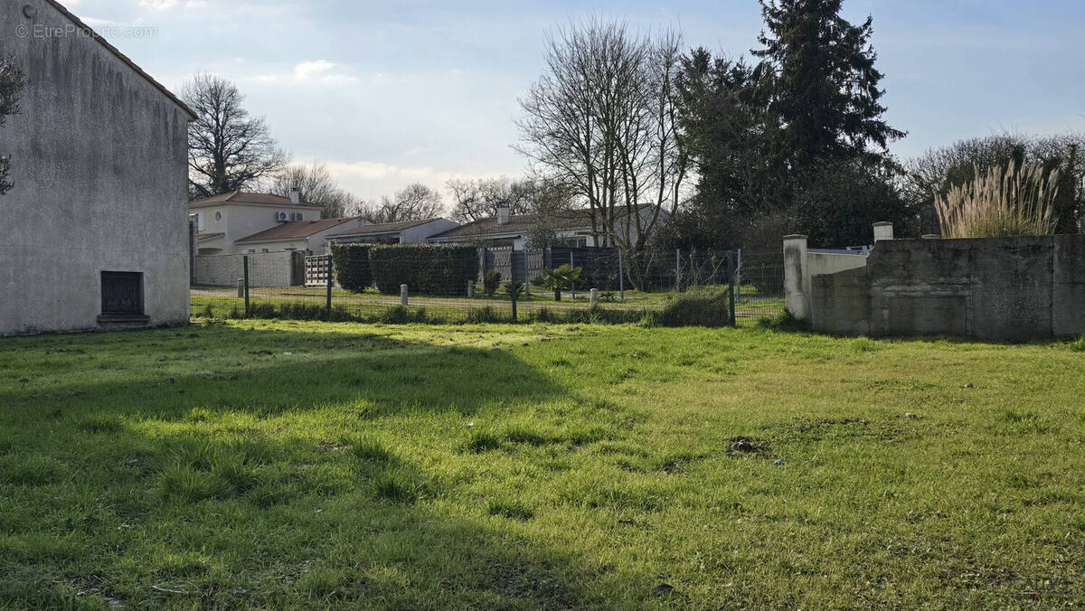 Terrain à MEDIS