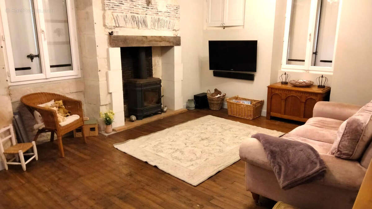 SALON - Maison à AUNAC