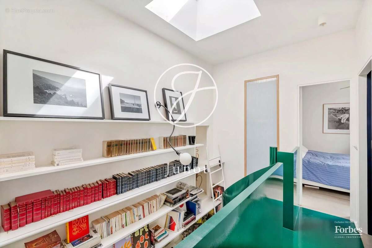 Paris 18e - MONTMARTRE / HAUT LEPIC - Appartement comme une maison - 3 pièces - 68,52m² Carrez - 72,81m² au sol - Terrasse 15,80 - photo 14