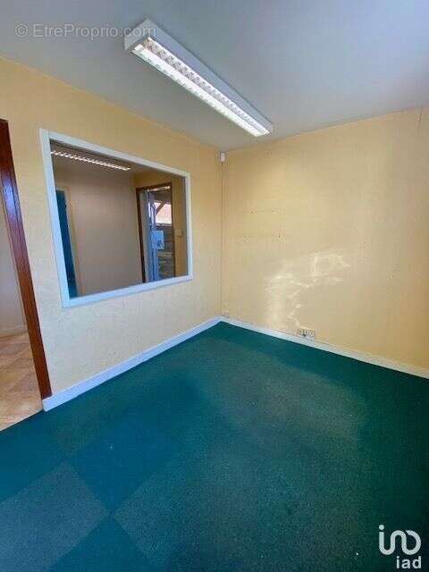 Photo 6 - Commerce à RUFFEC