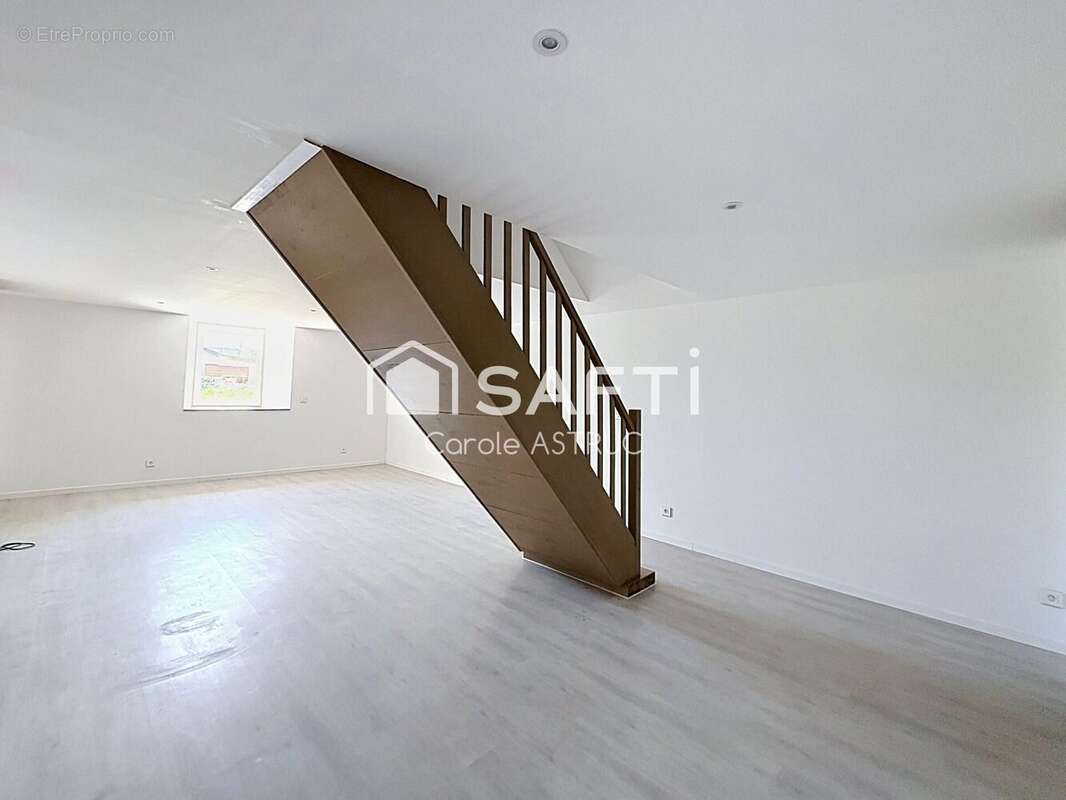 Maison 184 m² à Frasne  - photo 2