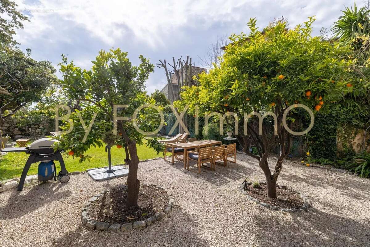 ATYPIQUE & UNIQUE - VENCE Centre ville - Maison 230m2- rénovée- jardin- garage - calme absolu- piscine intérieure - photo 20