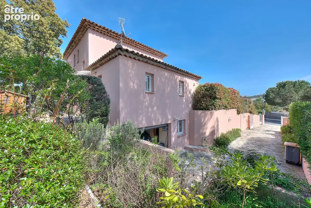 Villa de 5 pièces à vendre à Saint-Raphaël avec piscine et garage double - photo 16