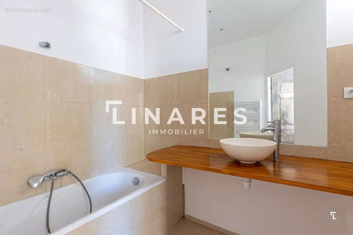 À DEUX PAS DU PORT - Appartement T3 de 52m2 - 13002 Hôtel-de-Ville - photo 3
