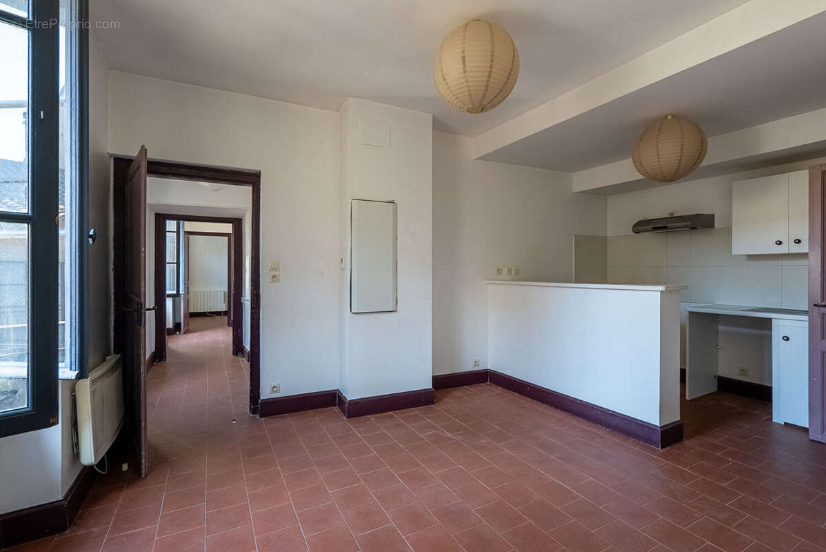 CARCASSONNE - PROCHE GAMBETTA  Superbe immeuble rénové avec cour (7 appart. 2 com.) sans copropriété - photo 16