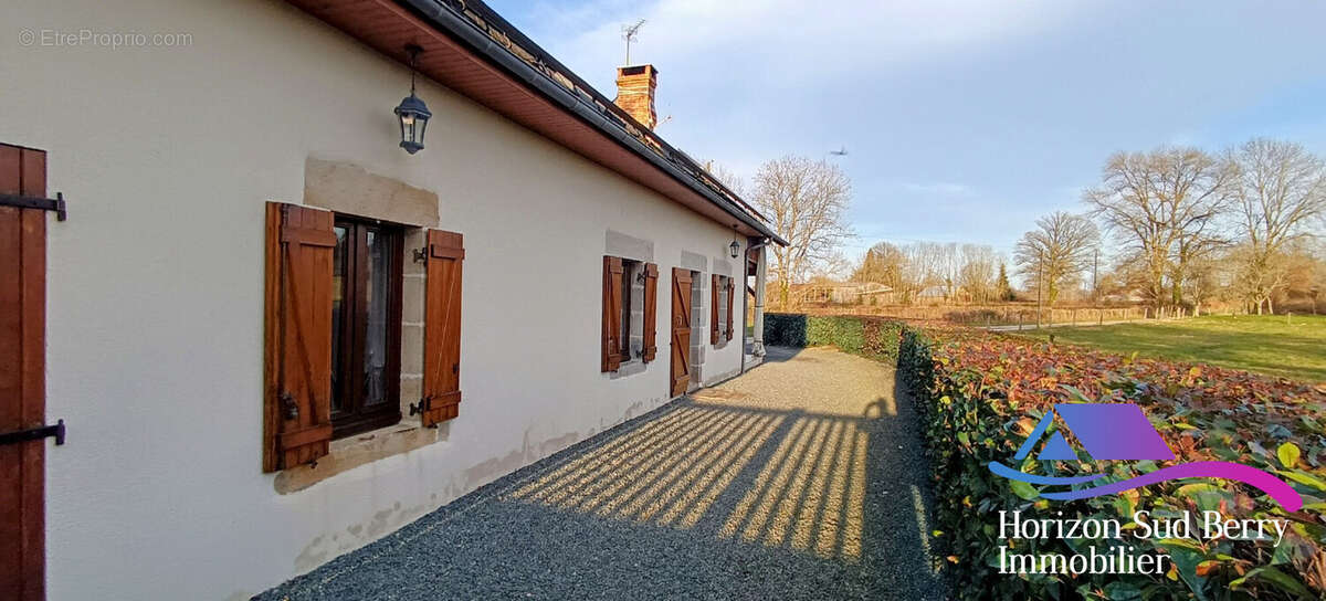 façade avant - Maison à NOUZERINES