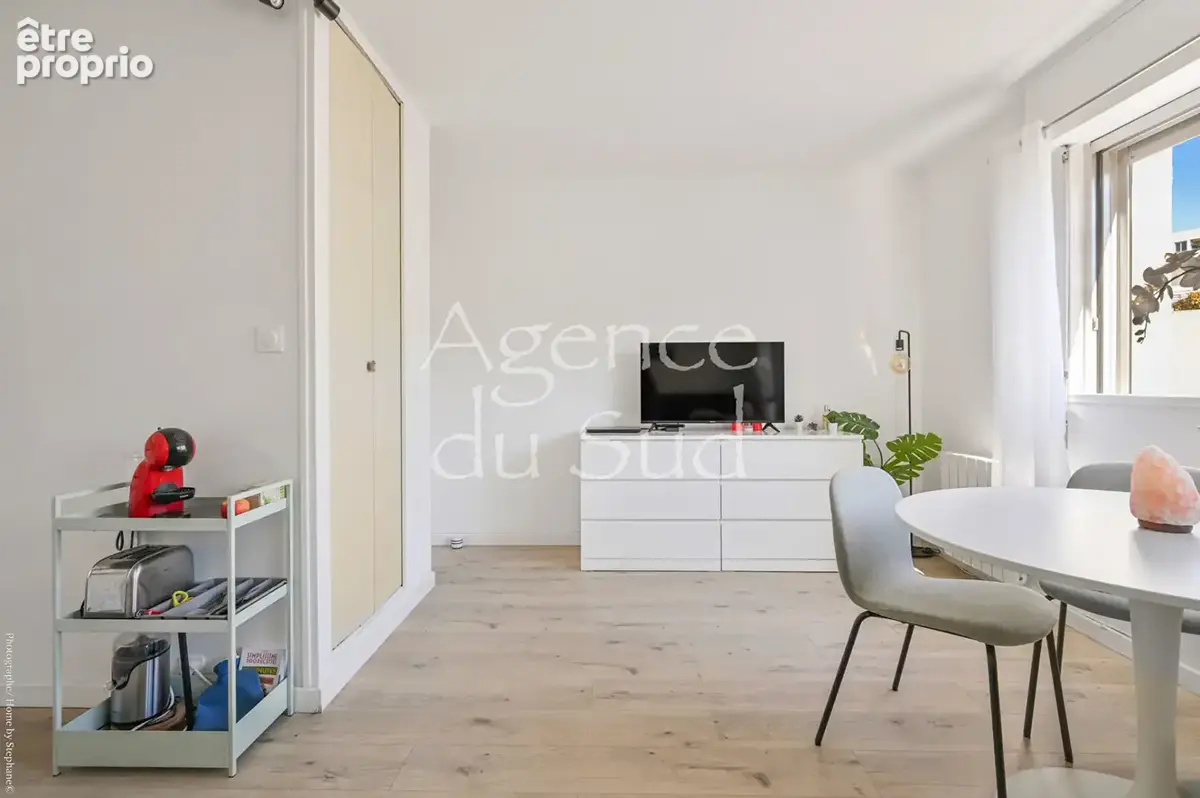 EXCLUSIVITE - Studio entièrement rénové avec une place de stationnement. - photo 3