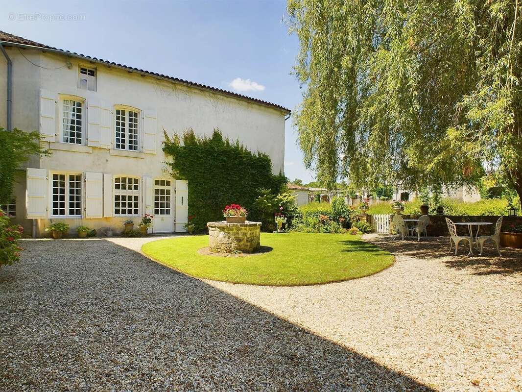 Maison à LA ROCHEBEAUCOURT-ET-ARGENTINE