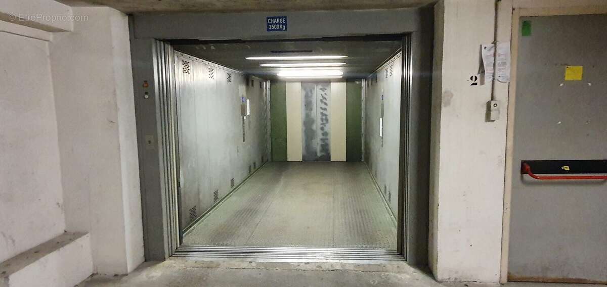 Ascenceur - Parking à PARIS-11E