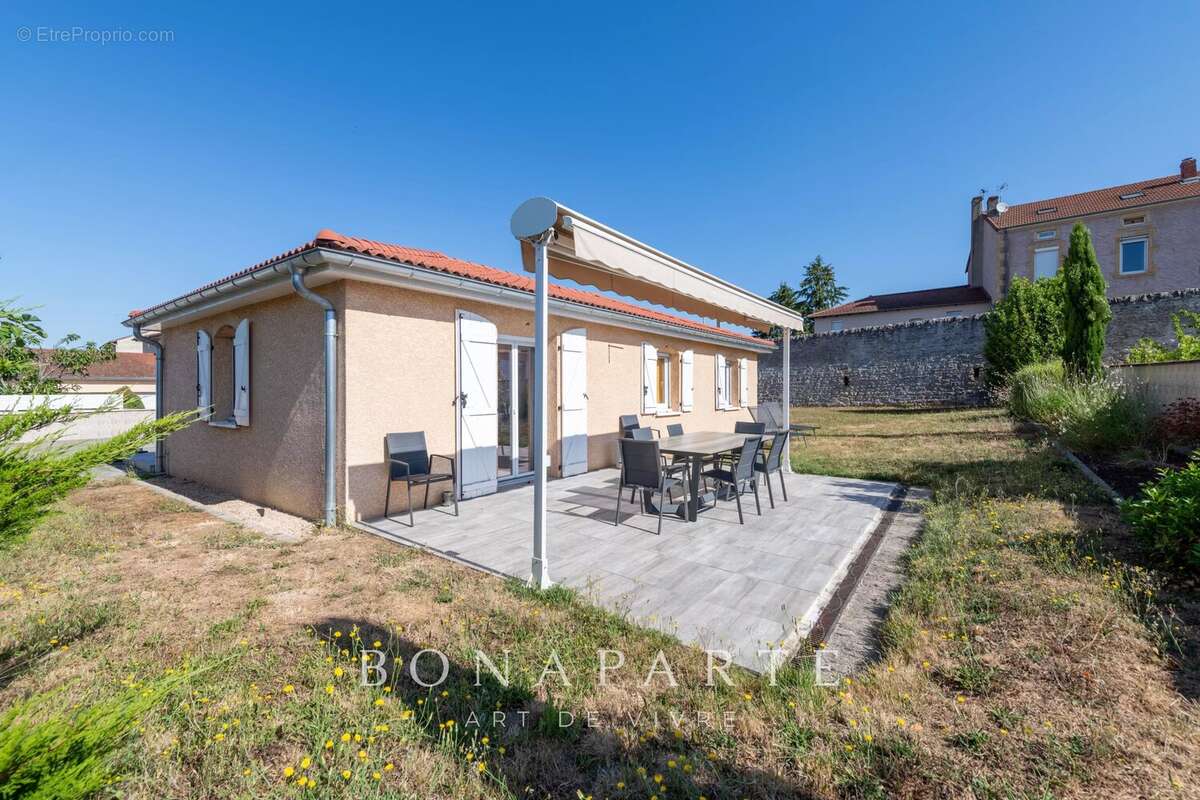 Maison à POUILLY-SOUS-CHARLIEU