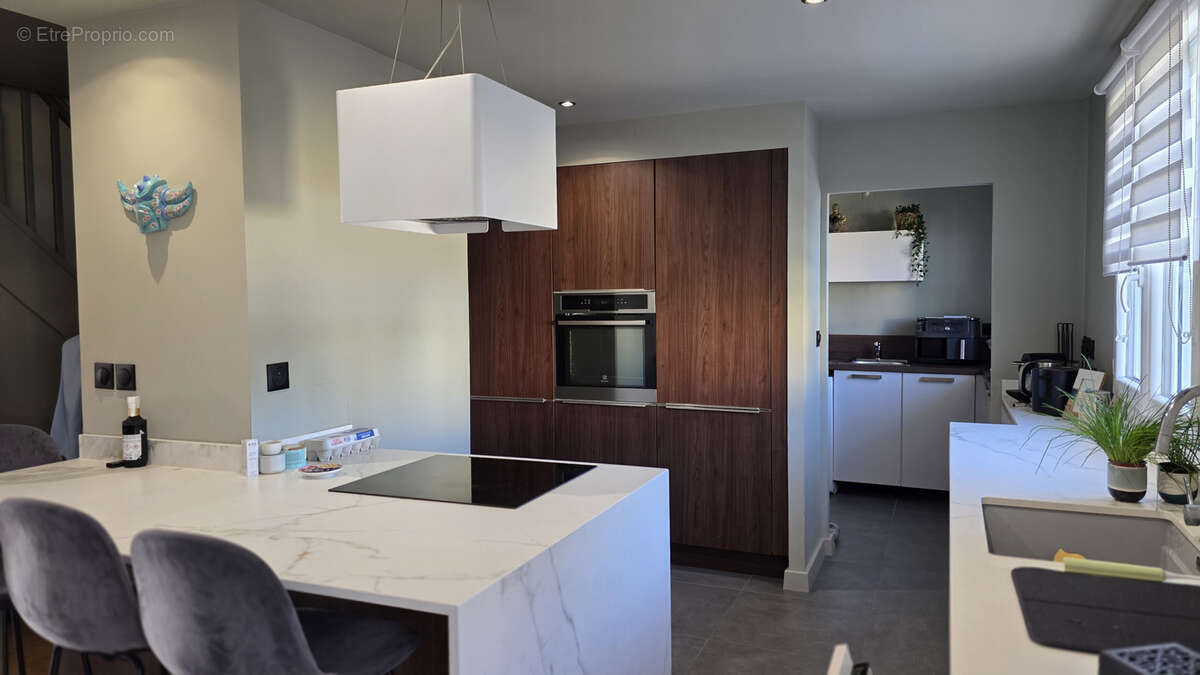 Très beau duplex de type 5 avec jardin, garage, et parking privatif. - photo 3